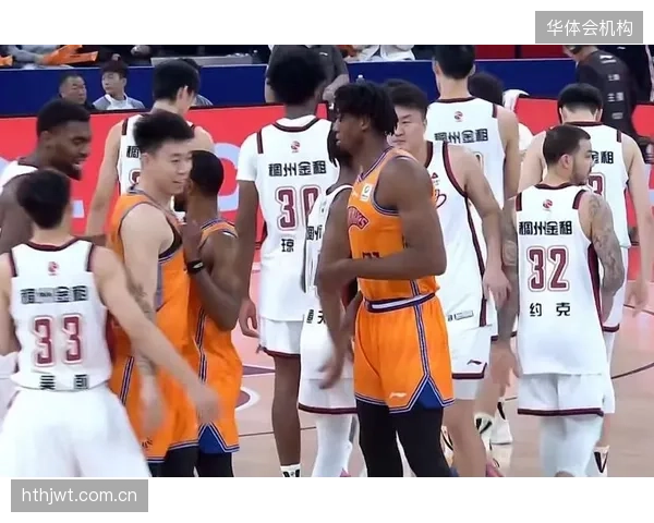 李弘权统治攻防两端篮板球，为上海队创造二次进攻机会压制广厦反击。